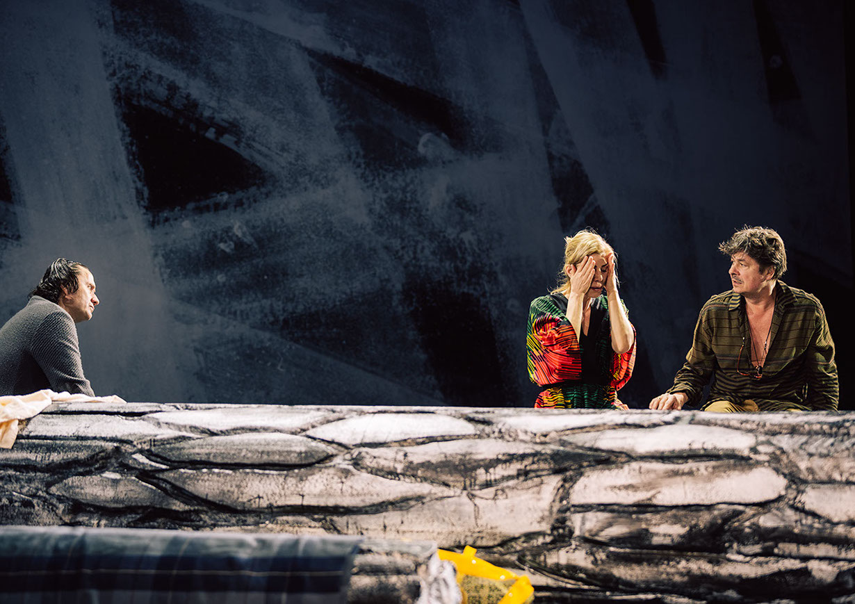 Am Ende Licht, Simon Stephens, Stuttgart, Regie Elmar Goerden, Bühne Merlo/Stengl, Kostüm Kirchleitner, Sylvana Krappatsch, Foto Katrin Ribbe