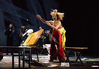 Am Ende Licht, Simon Stephens, Stuttgart, Regie Elmar Goerden, Bühne Merlo/Stengl, Kostüm Kirchleitner, Sylvana Krappatsch, Foto Katrin Ribbe