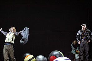 Am Ende Licht, Simon Stephens, Stuttgart, Regie Elmar Goerden, Bühne Merlo/Stengl, J. Mühlenweg, M. Massafra, S. Krappatsch, Foto Katrin Ribbe